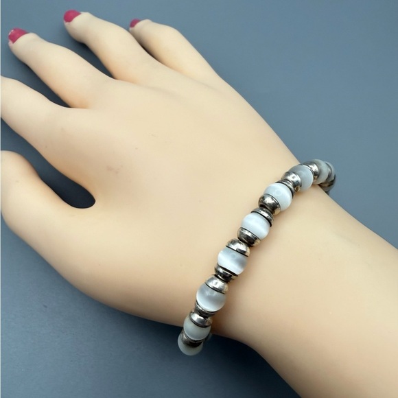 Sterling Silver White Cats Eye Toggle Bracelet
So Pretty🔥 - Picture 2 of 4